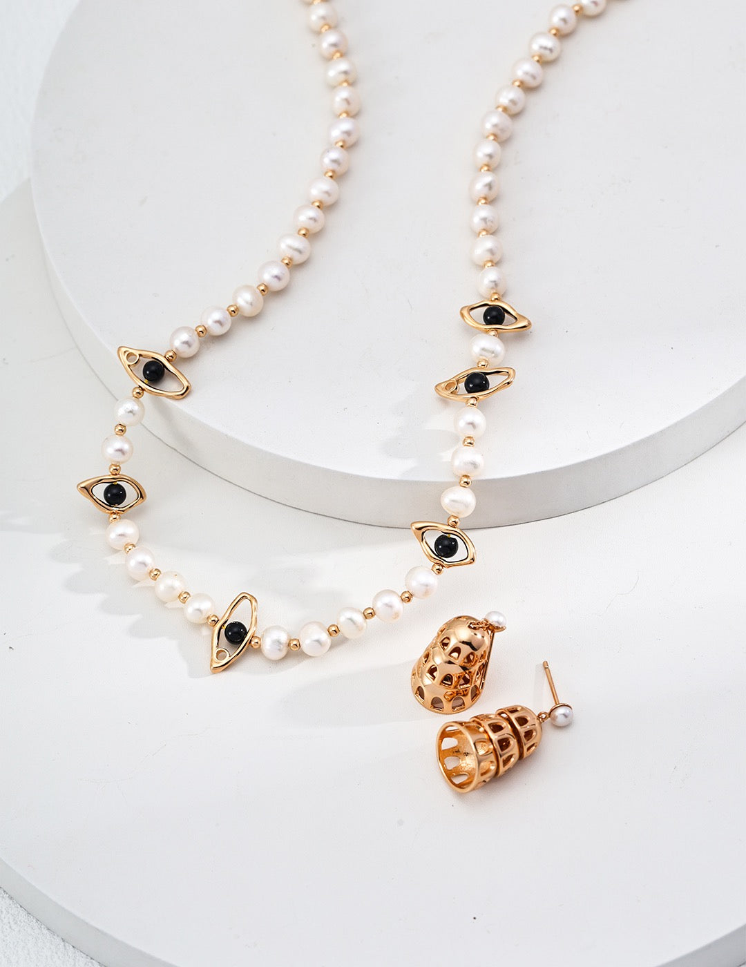 Gaze of the Pearl Necklace