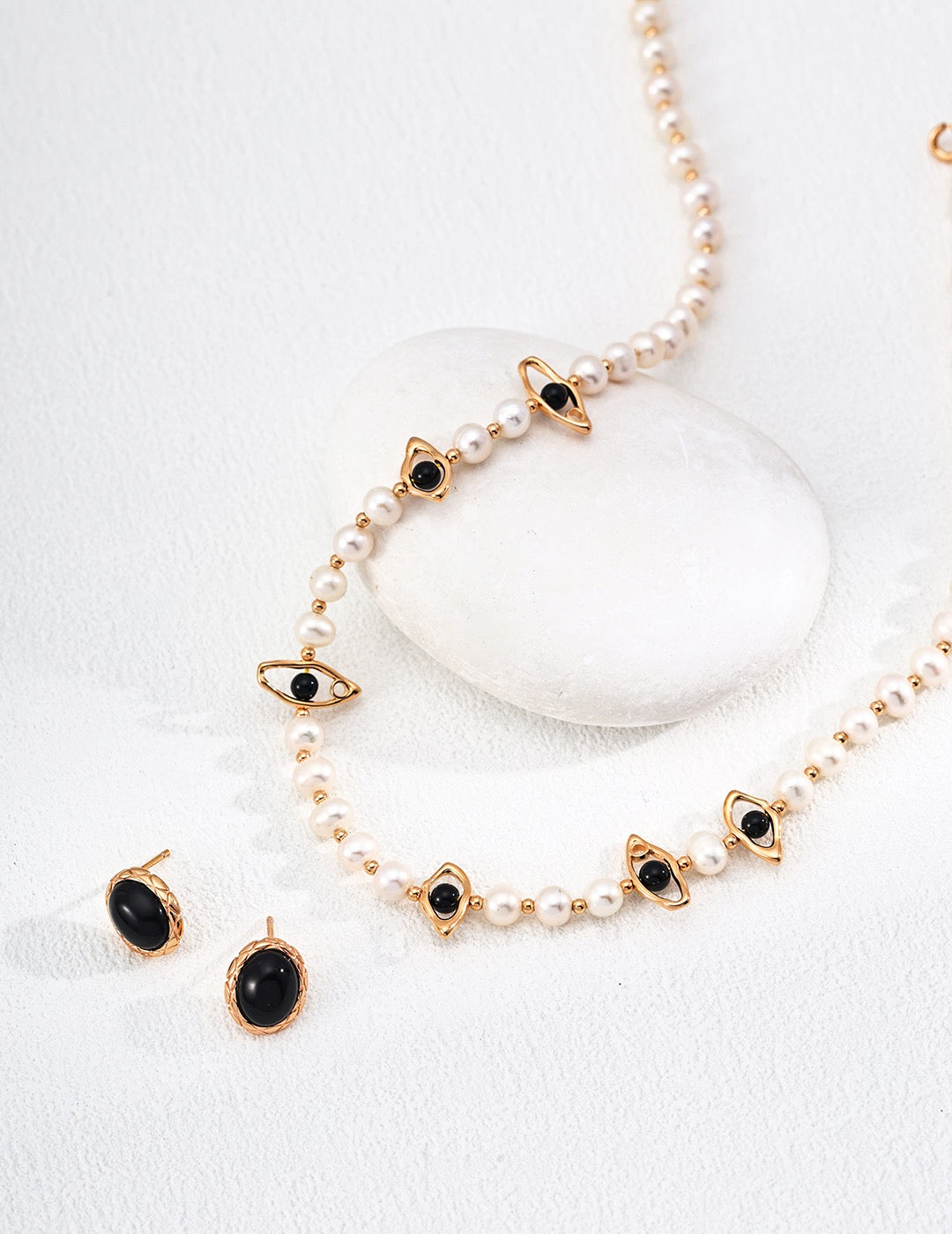 Gaze of the Pearl Necklace