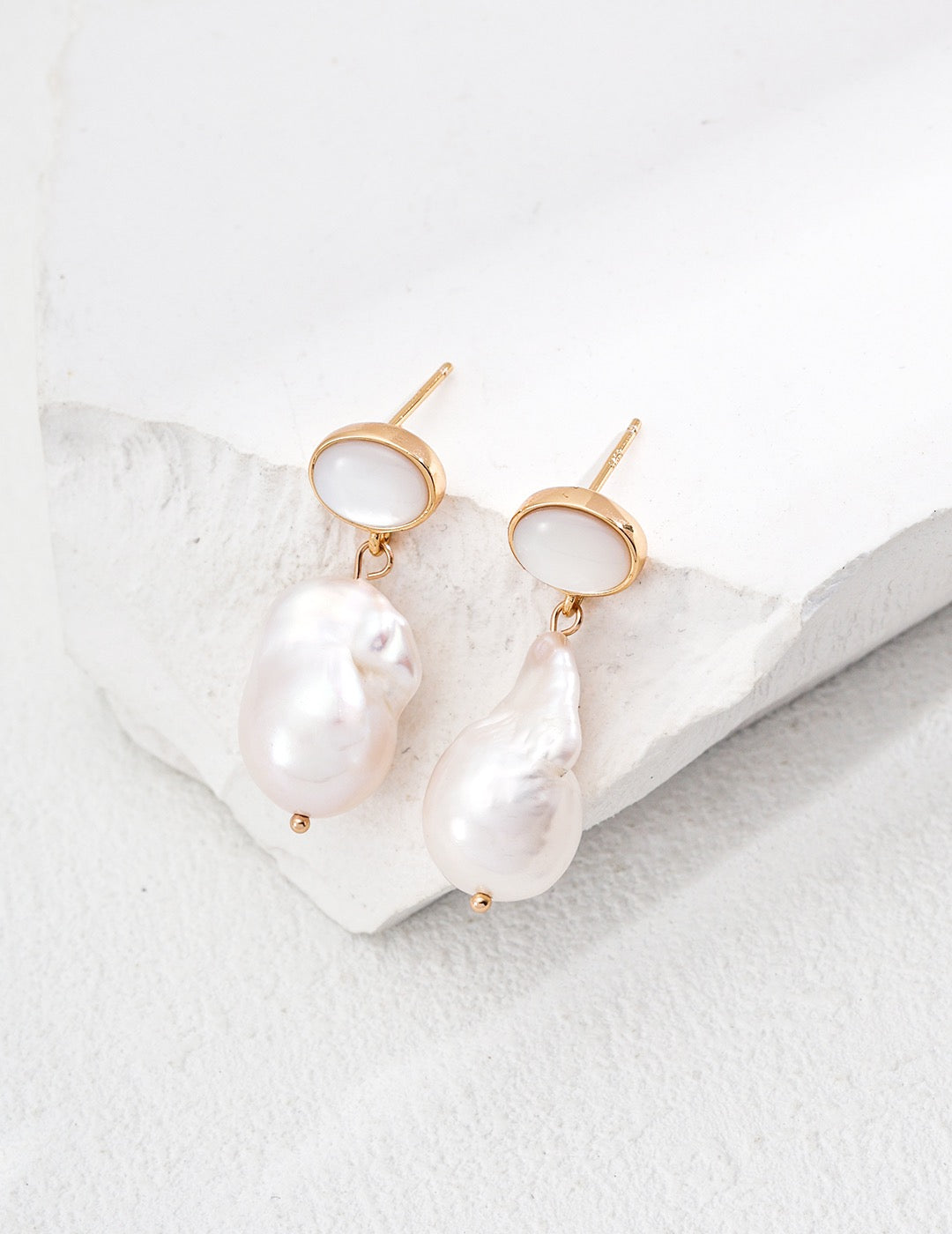 Moonlit Shell Elegance - Earring